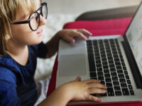 Bezpieczeństwo dziecka w Internecie. Jak uchronić swoją pociechę?